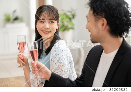 ホームパーティでとても楽しいデートをしている若い美男美女のカップル1 アップ ホームパーティでとても楽しいデートをしている若い美男美女のカップル1 アップ 85206382