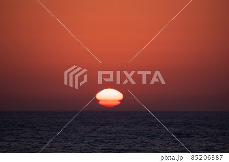 水平線に沈むキノコのような夕陽 85206387