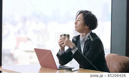 オフィスでコーヒーを飲むビジネスマン オフィスでコーヒーを飲むビジネスマン 85206426