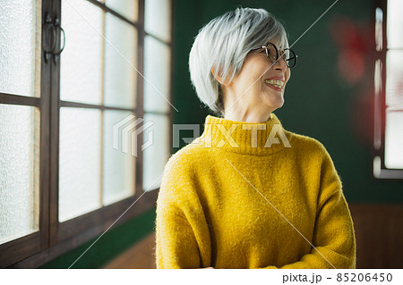 グレイヘアの60代女性の写真素材 グレイヘアの60代女性の写真素材