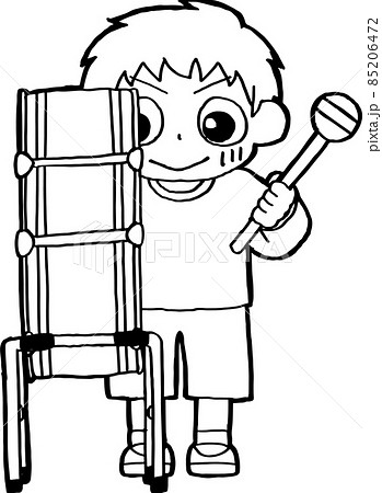 張り切って大太鼓を演奏する子ども 85206472