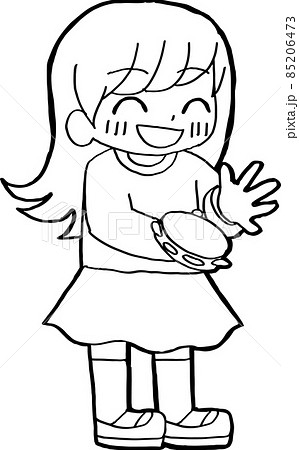笑顔でタンバリンを演奏する子ども 85206473