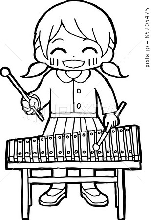 笑顔で木琴（鉄琴）を演奏する子ども 85206475
