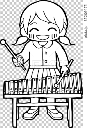 笑顔で木琴（鉄琴）を演奏する子ども 85206475