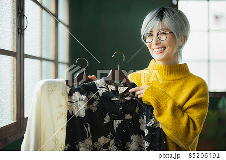 グレイヘアの60代女性 の写真素材 グレイヘアの60代女性 の写真素材