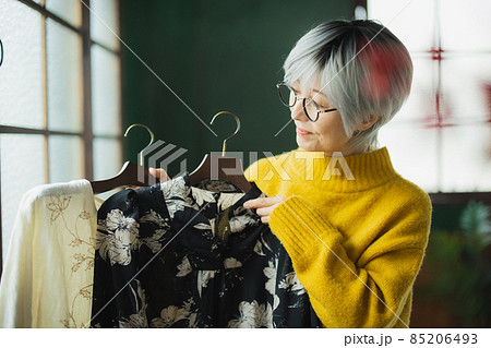 グレイヘアの60代女性 の写真素材 グレイヘアの60代女性 の写真素材