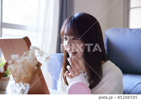 鏡の前でマウスピース矯正を付ける女性 85206505