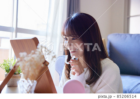 鏡の前でマウスピース矯正を付ける女性 85206514