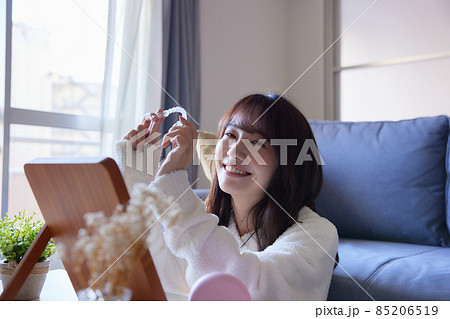 鏡の前でマウスピース矯正を付ける女性 鏡の前でマウスピース矯正を付ける女性 85206519