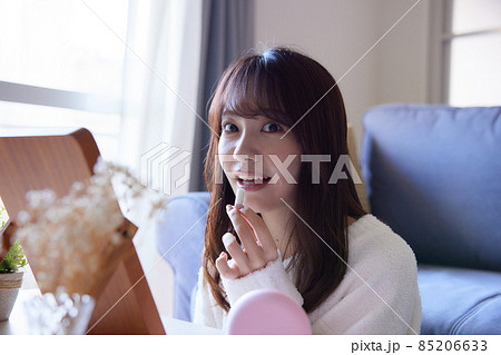 鏡の前でマウスピース矯正を付ける女性 85206633