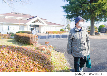 公民館から帰る高齢者女性 85206812