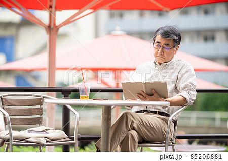 シニア男性　屋外　休日 85206881