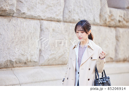 仕事で街を歩く女性 仕事で街を歩く女性 85206914