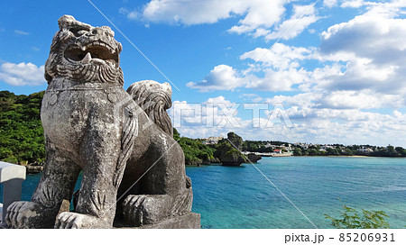 沖縄 海とシーサー 青空 85206931