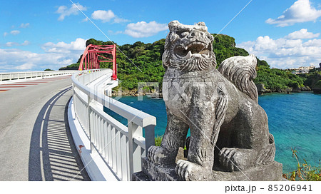 沖縄 海とシーサー 青空 85206941