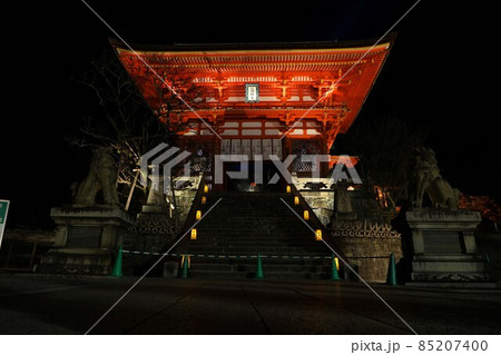 清水寺　夜の仁王門 85207400