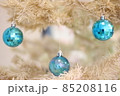 キラキラの青いクリスマスツリーのオーナメント 85208116