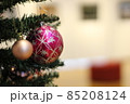 きれいに飾られたクリスマスツリー 85208124