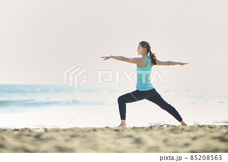 砂浜でヨガをする若い女性 砂浜でヨガをする若い女性 85208563
