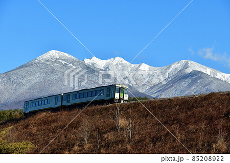 北杜市小淵沢町、雪の八ヶ岳を背景に小海線小淵沢築堤を行く列車 北杜市小淵沢町、雪の八ヶ岳を背景に小海線小淵沢築堤を行く列車 85208922