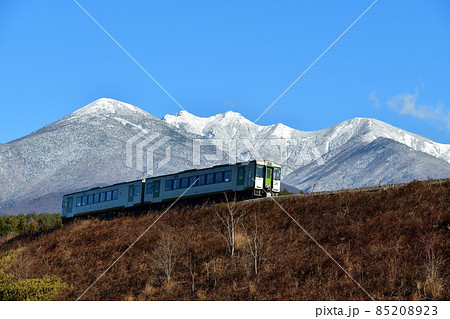 北杜市小淵沢町、雪の八ヶ岳を背景に小海線小淵沢築堤を行く列車 北杜市小淵沢町、雪の八ヶ岳を背景に小海線小淵沢築堤を行く列車 85208923