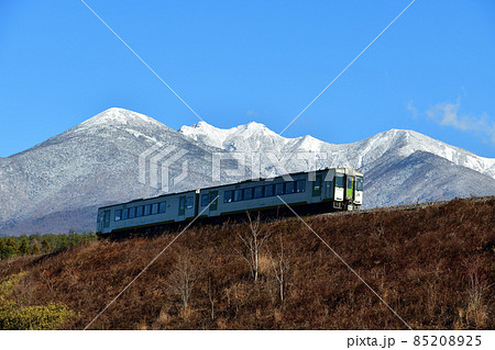 北杜市小淵沢町、雪の八ヶ岳を背景に小海線小淵沢築堤を行く列車 北杜市小淵沢町、雪の八ヶ岳を背景に小海線小淵沢築堤を行く列車 85208925