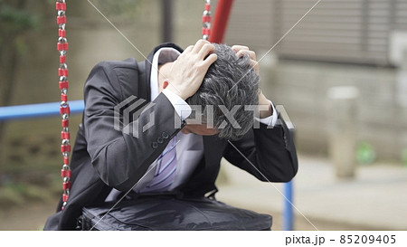 ビジネスマン　悩む　孤独　公園 85209405