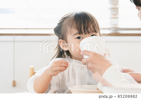 食事する女の子 85209982