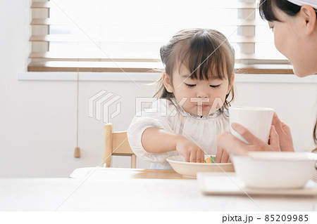 食事する女の子 85209985