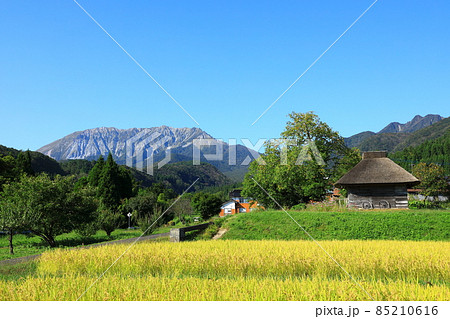 大山と田園風景 85210616