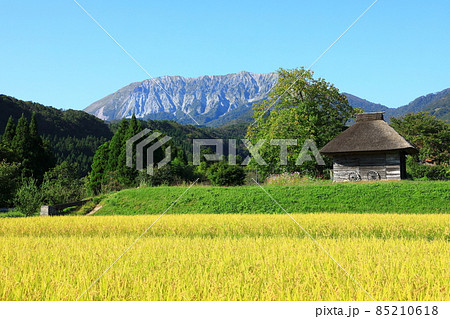大山と田園風景 85210618