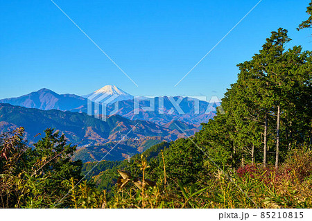 東京八王子市の高尾山付近のもみじ台からの富士山方面の眺望 85210815