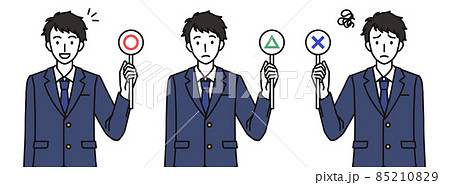 まる・ばつ・さんかくの札を持つ男子中学生・高校生 85210829