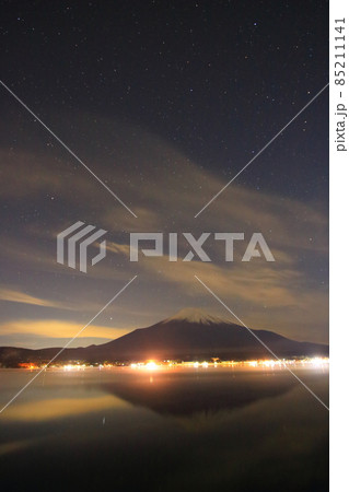 白い雪被ったきれいな山中湖湖畔の富士山と星空 白い雪被ったきれいな山中湖湖畔の富士山と星空 85211141