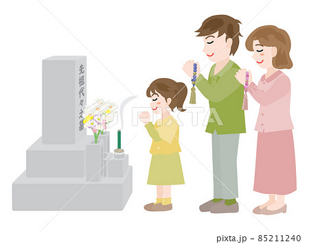 春のお彼岸にお墓参りをする家族 85211240