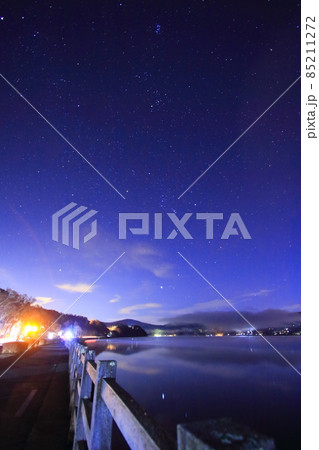 山中湖湖畔のきれいな星空冬の大三角形とオリオン座 85211272