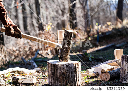 薪と薪割り　薪が割れる瞬間　手と斧 85211329
