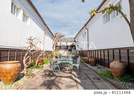 兵庫県丹波篠山市の河原町妻入商家群にある丹波古陶館中庭 85211468