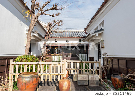 兵庫県丹波篠山市の河原町妻入商家群にある丹波古陶館中庭 85211469