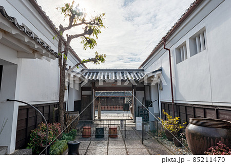 兵庫県丹波篠山市の河原町妻入商家群にある丹波古陶館中庭 兵庫県丹波篠山市の河原町妻入商家群にある丹波古陶館中庭 85211470