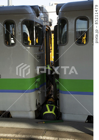 【作業員顔ぼかし済】函館駅で連結作業をする(JR北海道)キハ40形気動車 函館駅にて 【作業員顔ぼかし済】函館駅で連結作業をする(JR北海道)キハ40形気動車 函館駅にて 85211479