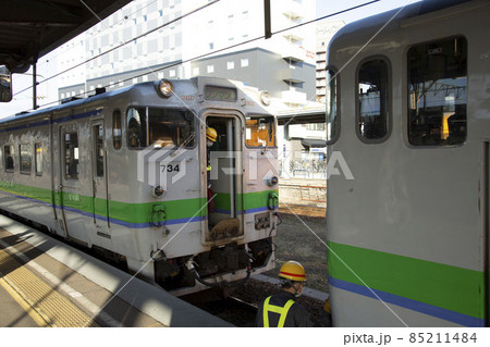 【作業員顔ぼかし済】函館駅で連結作業をする(JR北海道)キハ40形気動車 函館駅にて 【作業員顔ぼかし済】函館駅で連結作業をする(JR北海道)キハ40形気動車 函館駅にて 85211484