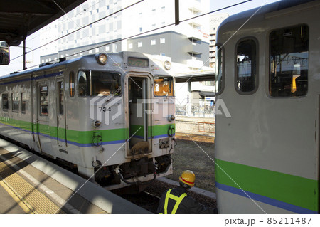 【作業員顔ぼかし済】函館駅で連結作業をする（JR北海道）キハ40形気動車　函館駅にて 85211487