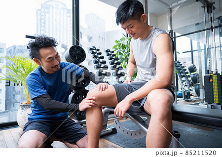 アスリートをジムやリハビリで調整するトレーナー アスリートをジムやリハビリで調整するトレーナー 85211520