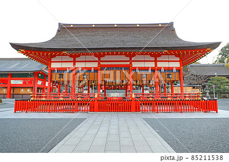 伏見稲荷大社の外拝殿 85211538