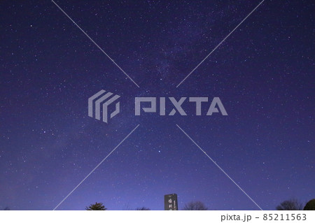 野辺山の夜景と冬のきれいな星空と天の川 野辺山の夜景と冬のきれいな星空と天の川 85211563