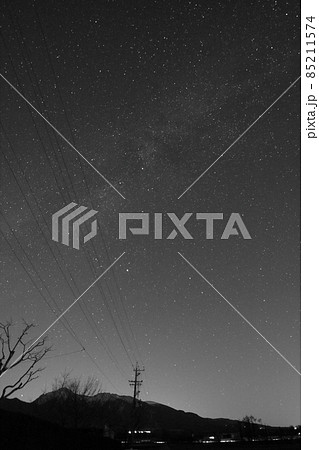 野辺山の夜景と冬のきれいな星空と天の川 85211574