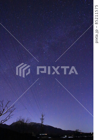 野辺山の夜景と冬のきれいな星空と天の川 85211575