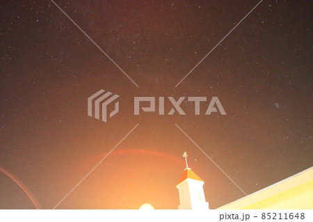 野辺山の夜景と冬のきれいな星空と天の川と光の環 85211648