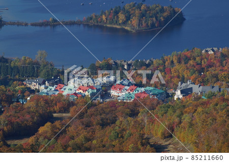 カナダ ローレンシャン高原 トランブラン山頂から見たトランブランビレッジ 85211660